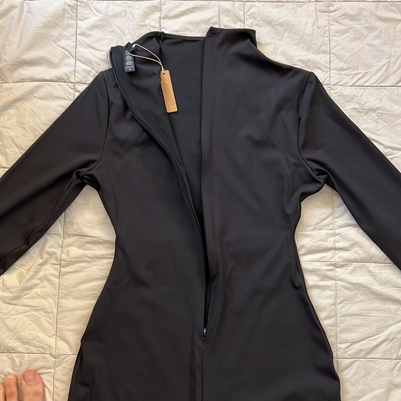 SKIMS ALL-IN-ONE LONG SLEEVE MID THIGH ONESIE - Picture 14 of 15